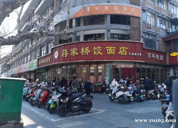 来扬州旅游，有哪些小吃，只要逛老城区的一条路就可以吃遍 