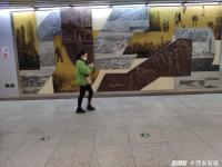 重庆一地铁站现数幅巨型壁画文化墙，再现百年重庆符号与记忆