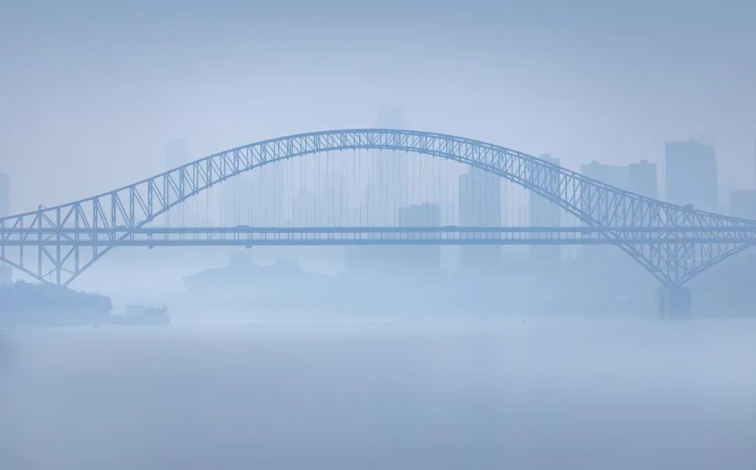 桥都的剪影，仿佛梦境中的朦胧之美。