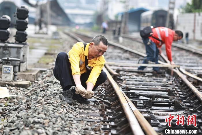 重庆工务段工作人员正在维护站内线路设备。　喻雪峰 摄
